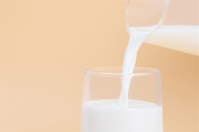 牛奶是护肤还是害肤？牛奶喝多了真的会长痘吗？