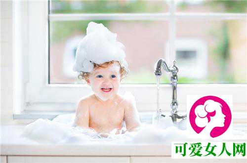 婴儿洗澡后擦什么好？育儿专家来支招！